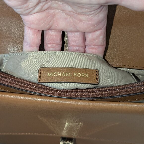 Michael Kors "Kinsley" bag with grommets & studs. Like new! Beautiful crossbody - Picture 5 of 9